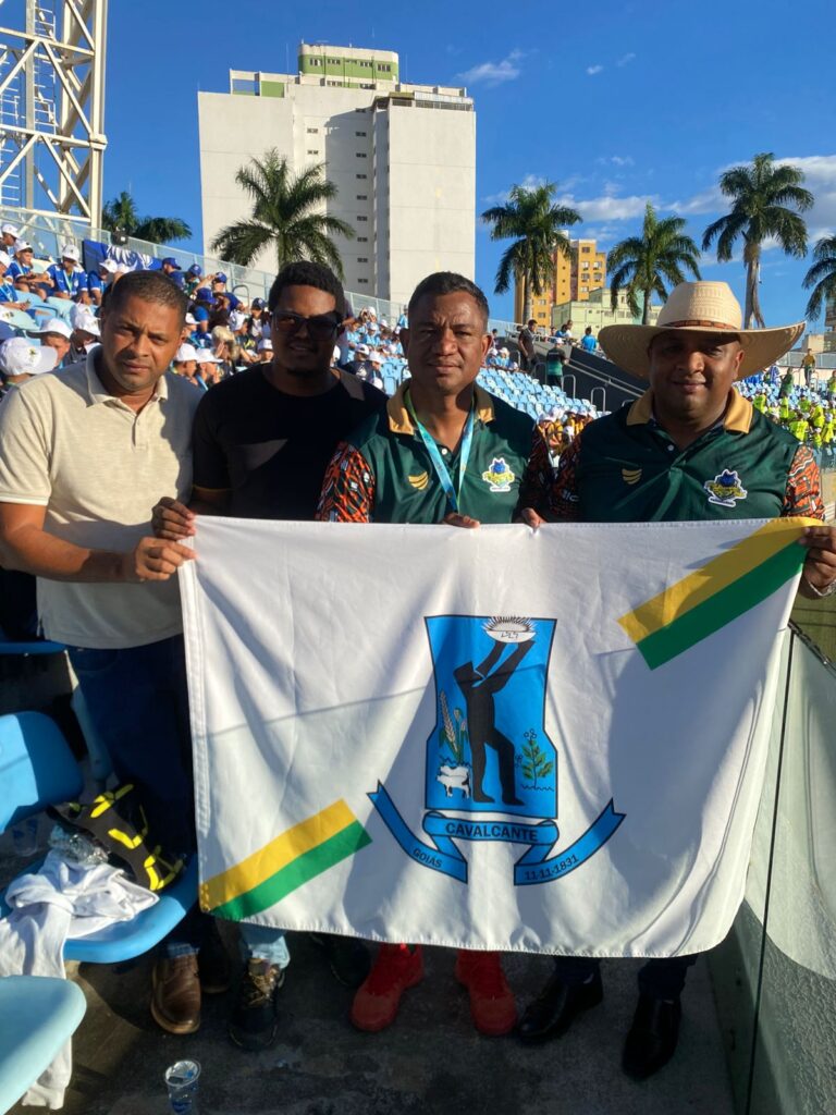 Direita para a esquerda a membros da associação comunitária Kalunga; Secretário Municipal de Esportes e técnico do time, Walax Oliveira; e Prefeito Vilmar Kalunga.