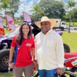 Piloto goiana Bárbara Neves e prefeito de Cavalcante, Vilmar Kalunga, durante lançamento do Rally dos Sertões 2026, em Goiânia.