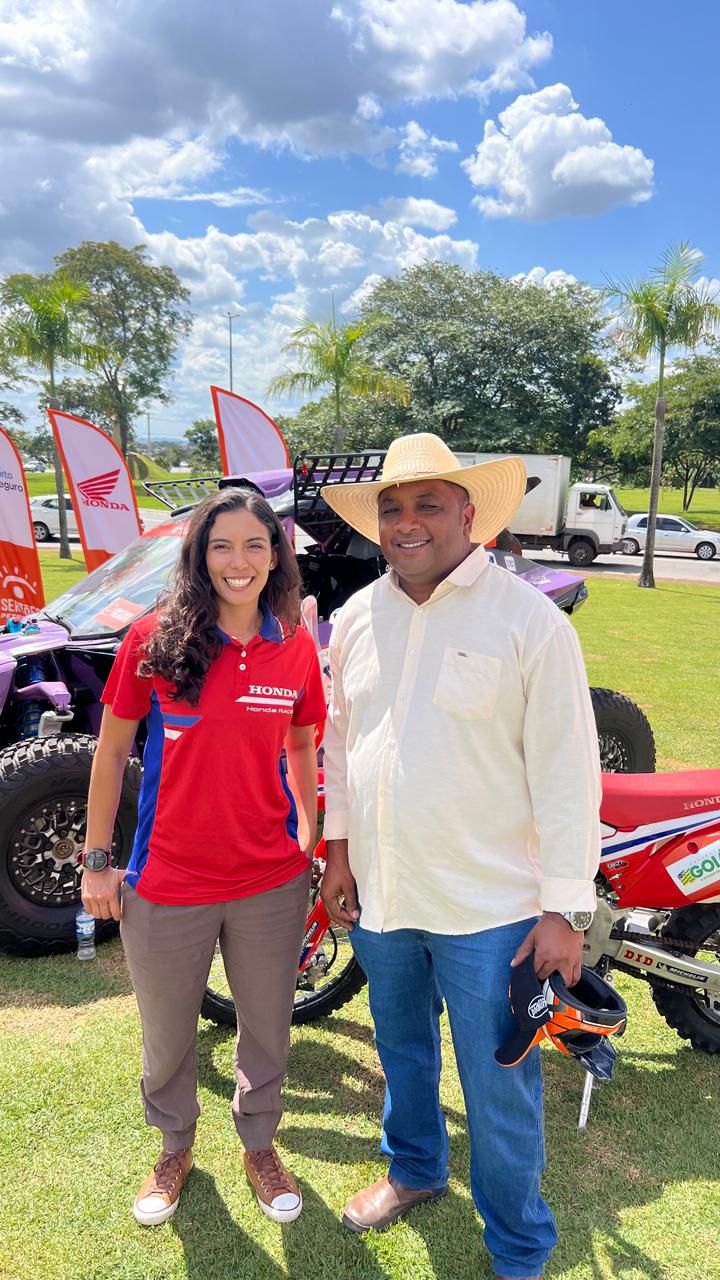 Piloto goiana Bárbara Neves e prefeito de Cavalcante, Vilmar Kalunga, durante lançamento do Rally dos Sertões 2026, em Goiânia.